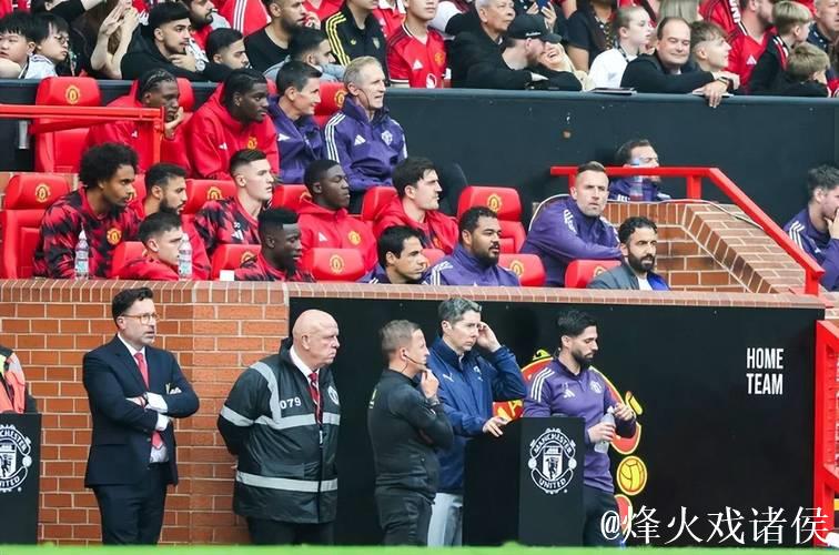 梅努哥哥身着“放人”T恤现身曼联，施压俱乐部放行